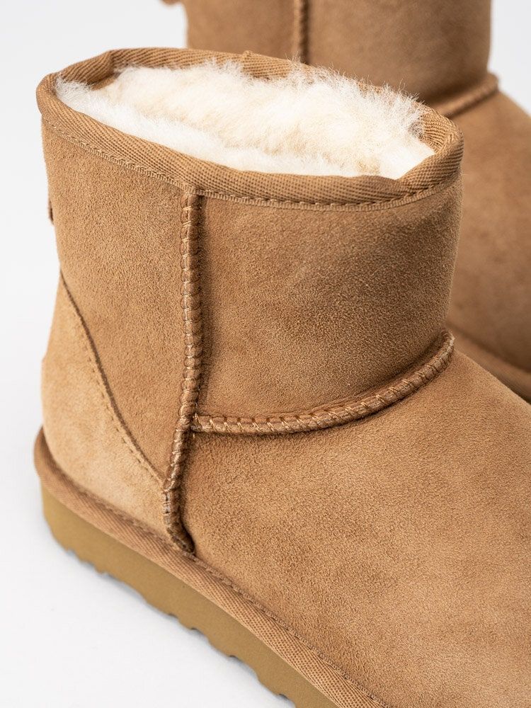 UGG - W Classic Mini II - Ljusbruna fårskinnsfodrade vinterboots i mocka
