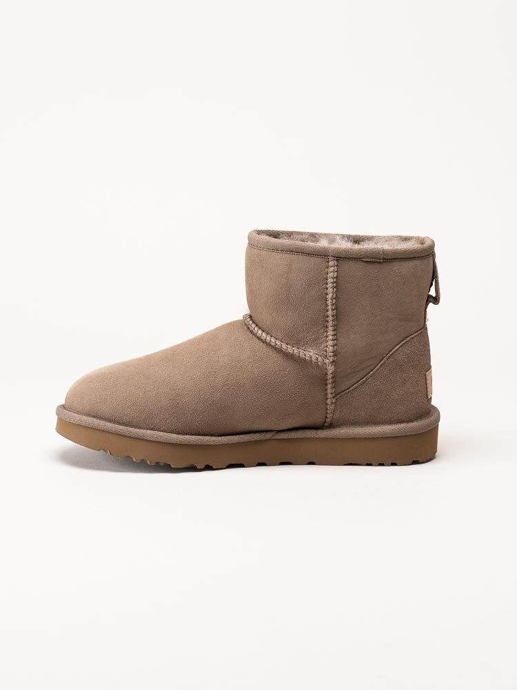 UGG - W Classic Mini II - Bruna fårskinnsfodrade boots i mocka