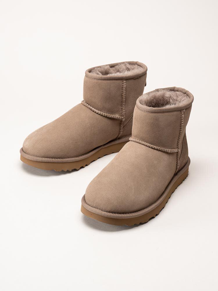 UGG - W Classic Mini II - Bruna fårskinnsfodrade boots i mocka