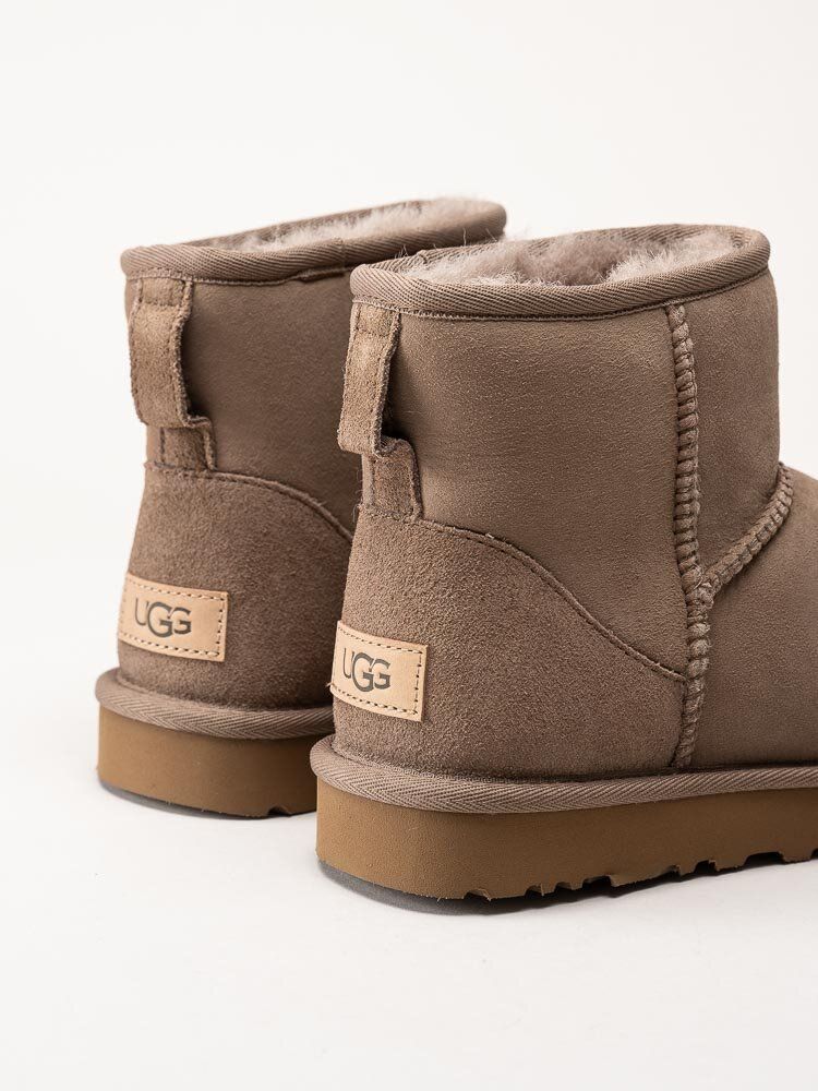 UGG - W Classic Mini II - Bruna fårskinnsfodrade boots i mocka