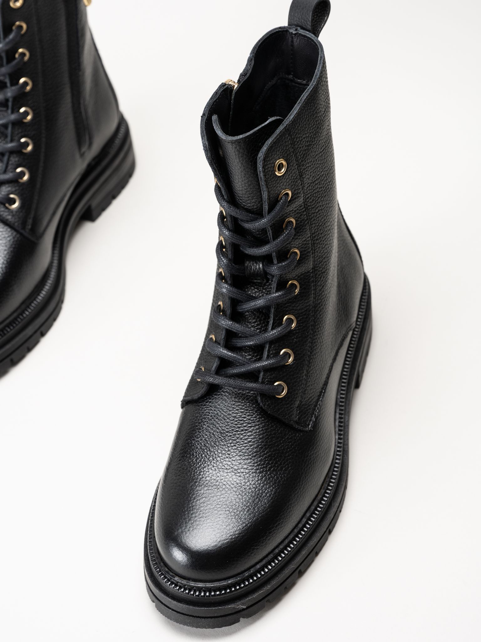 Tommy Hilfiger - TH Plaque Pebble Lace Boot - Svarta kängor i skinn