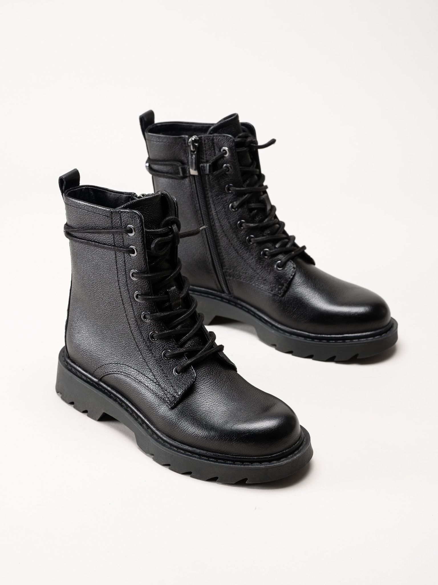 Tamaris - Svarta kängor i skinn