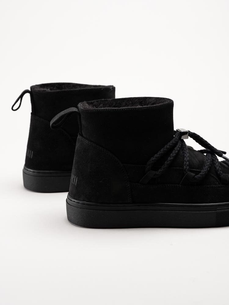 Inuikii - Classic Low - Svarta låga mocka boots