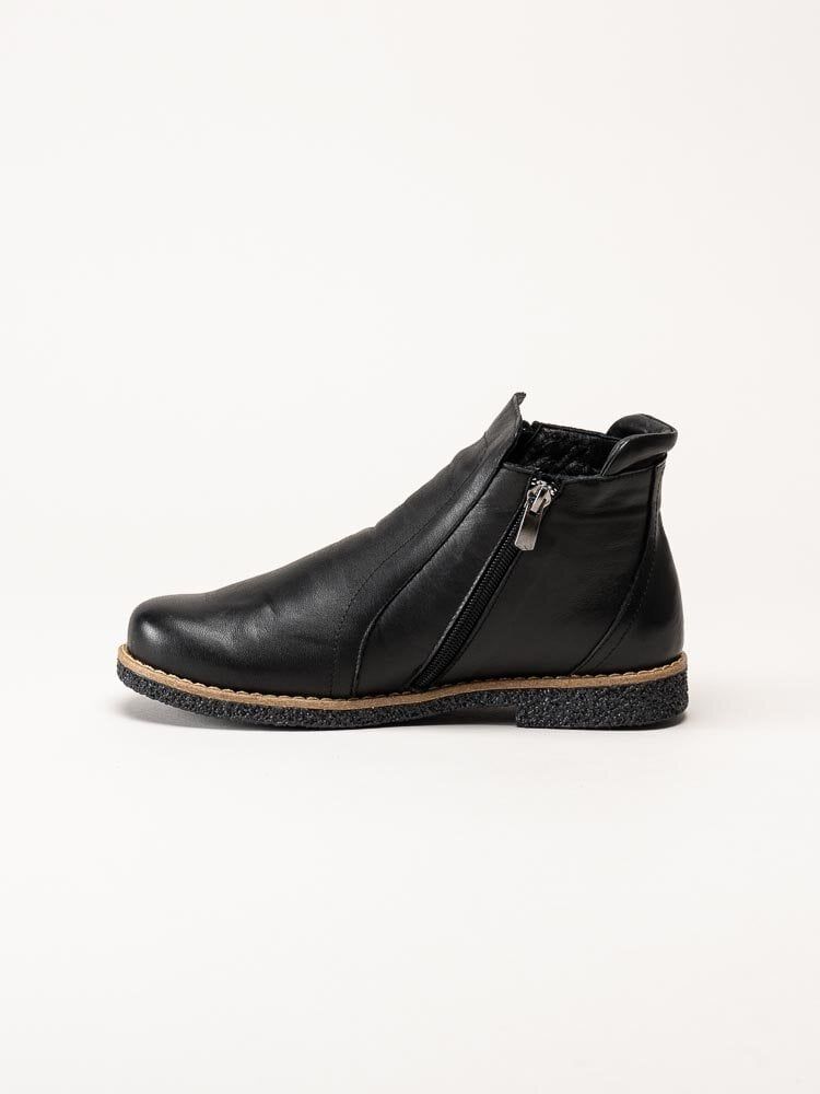Charlotte of Sweden - Svarta boots i skinn