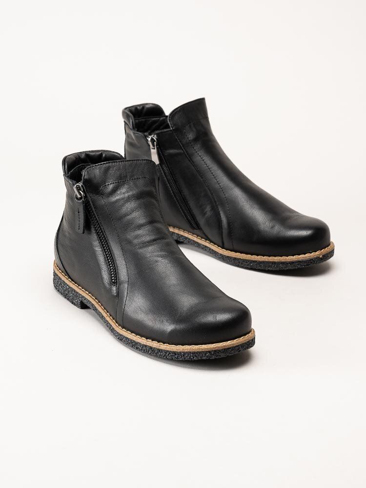 Charlotte of Sweden - Svarta boots i skinn