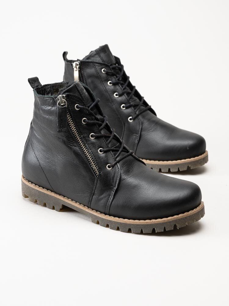 Charlotte of Sweden - Svarta varmdodrade snörkängor