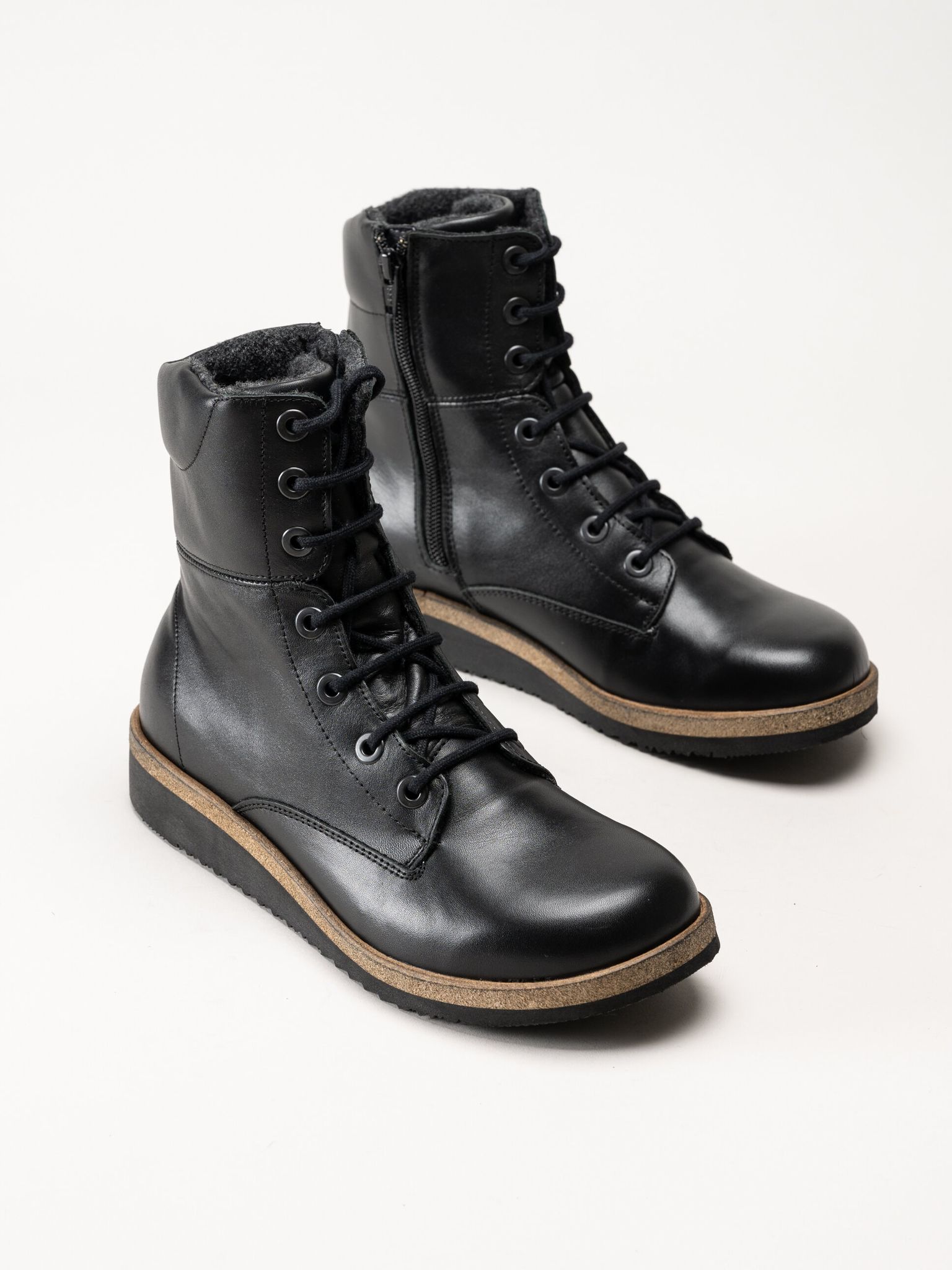 New Feet - Svarta kängor i skinn