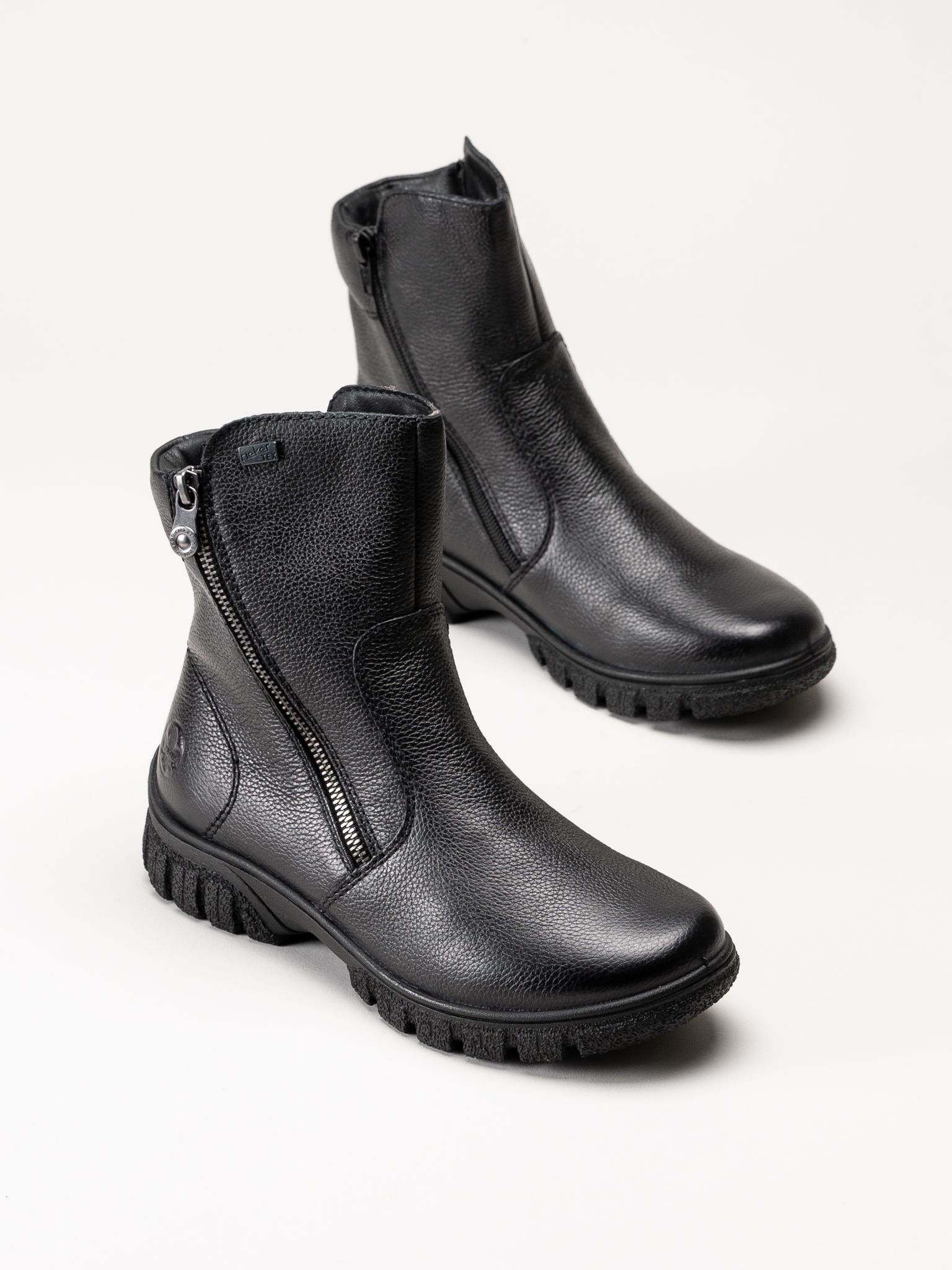 Svarta ankelboots i läder med sidodragkedjor och kraftiga sulor