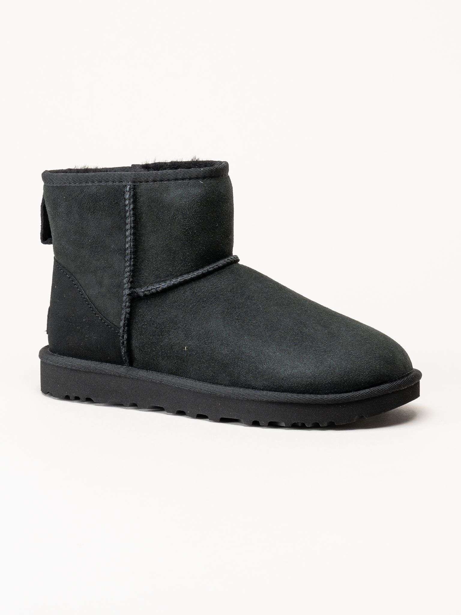 UGG - Classic Mini II - Svarta fodrade boots
