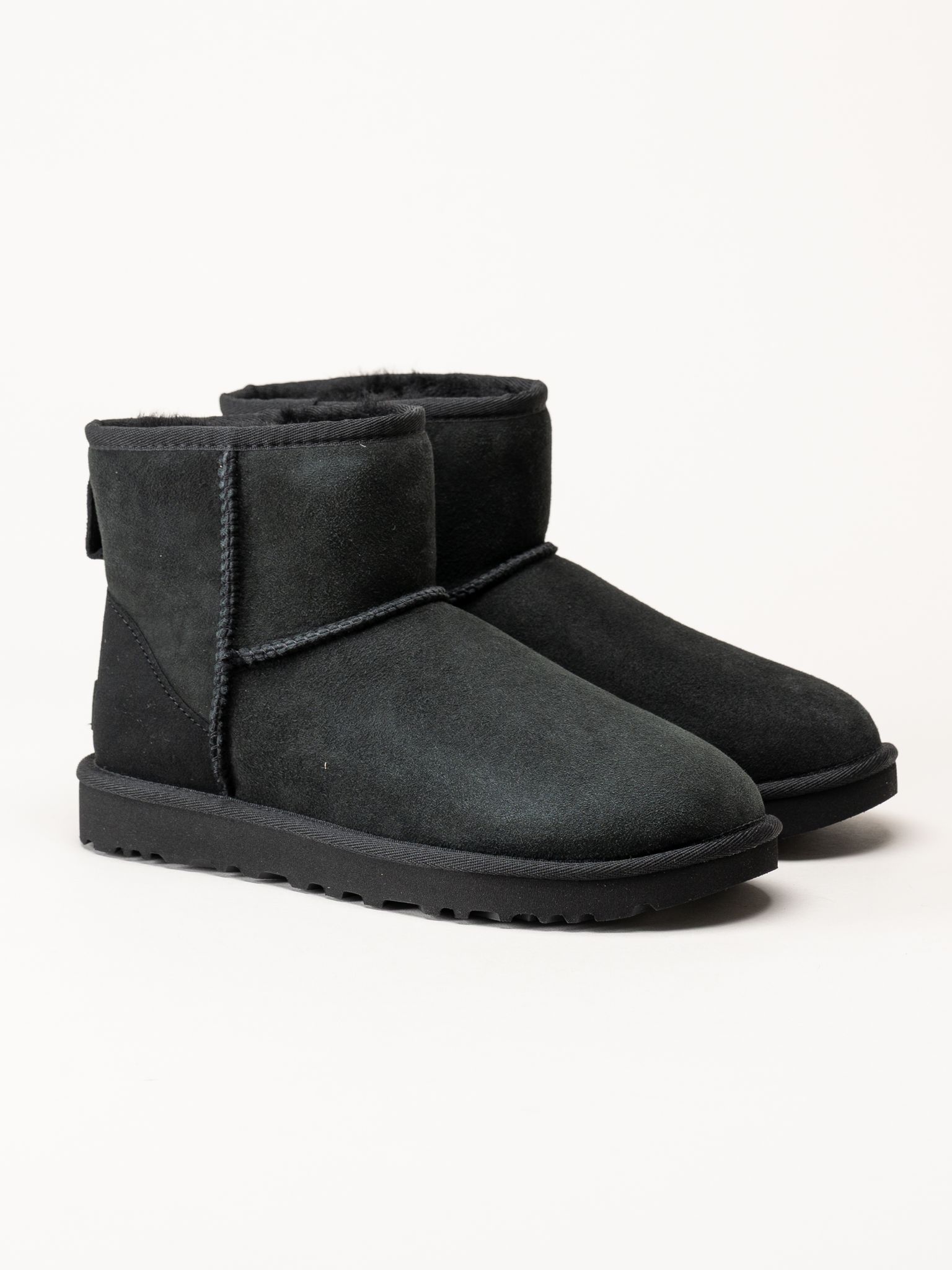 UGG - Classic Mini II - Svarta fodrade boots