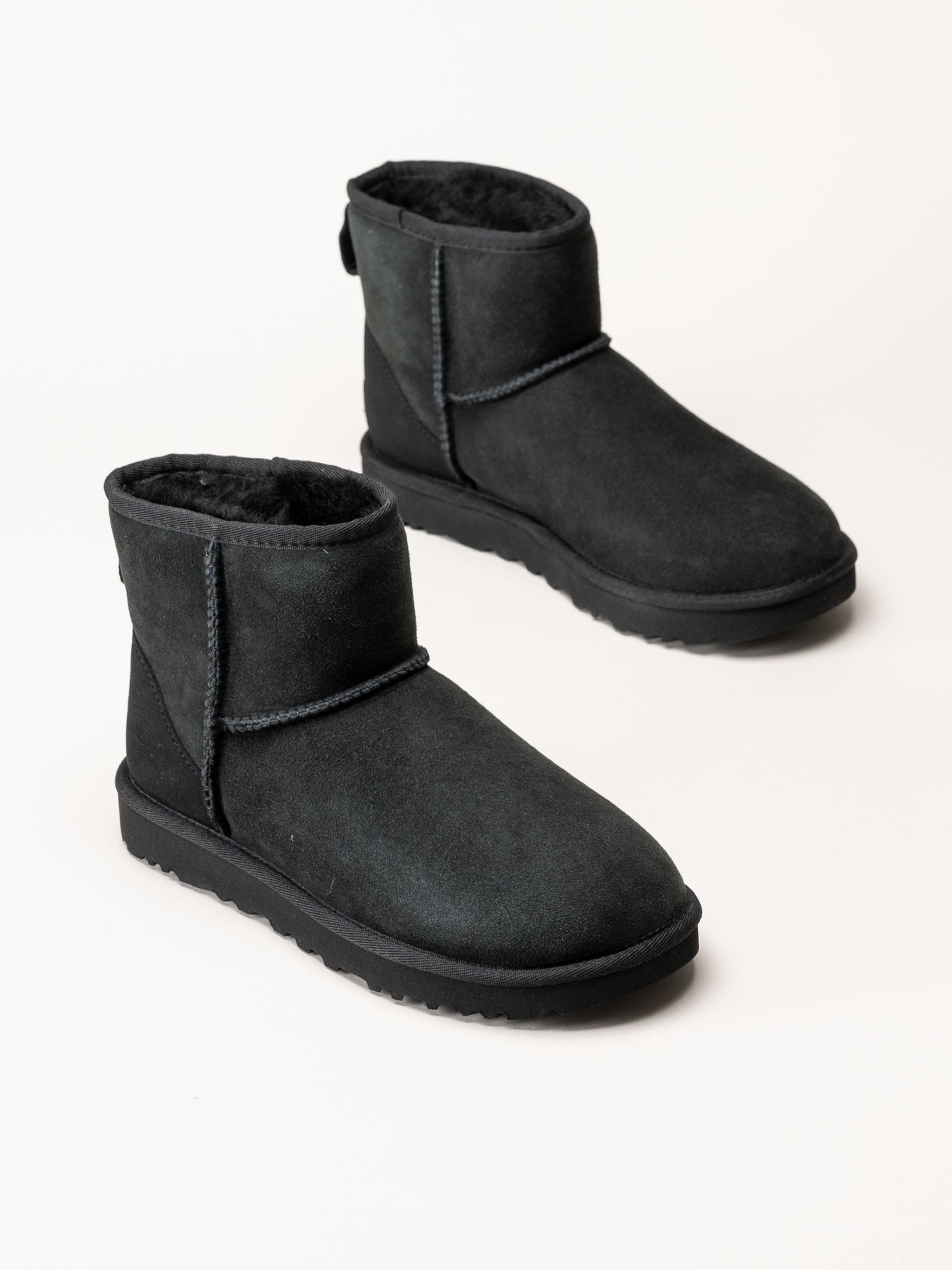 UGG - Classic Mini II - Svarta fodrade boots