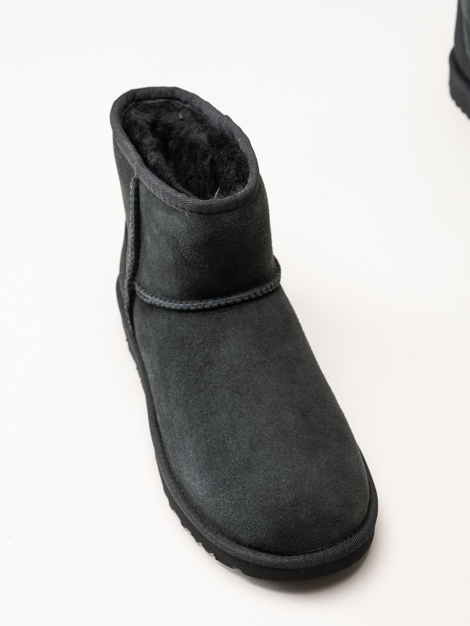 UGG - Classic Mini II - Svarta fodrade boots