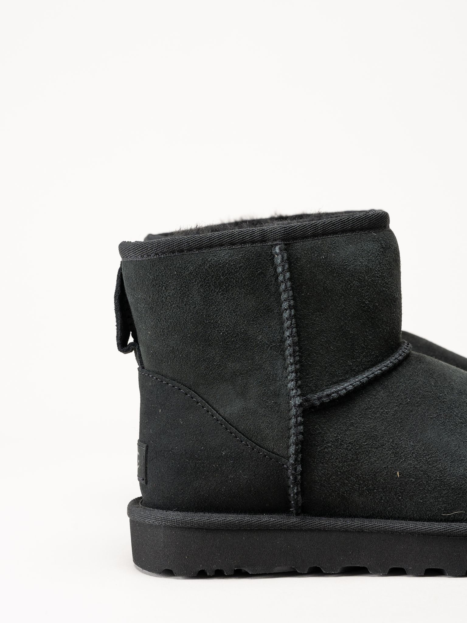 UGG - Classic Mini II - Svarta fodrade boots