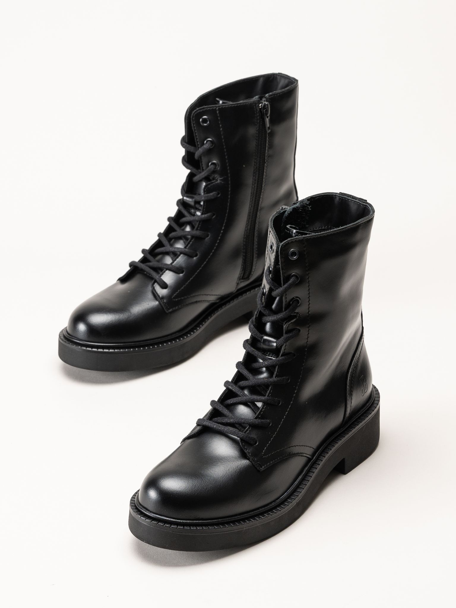 Svarta ankelboots med snörning, sidodragkedjor och kraftiga sulor