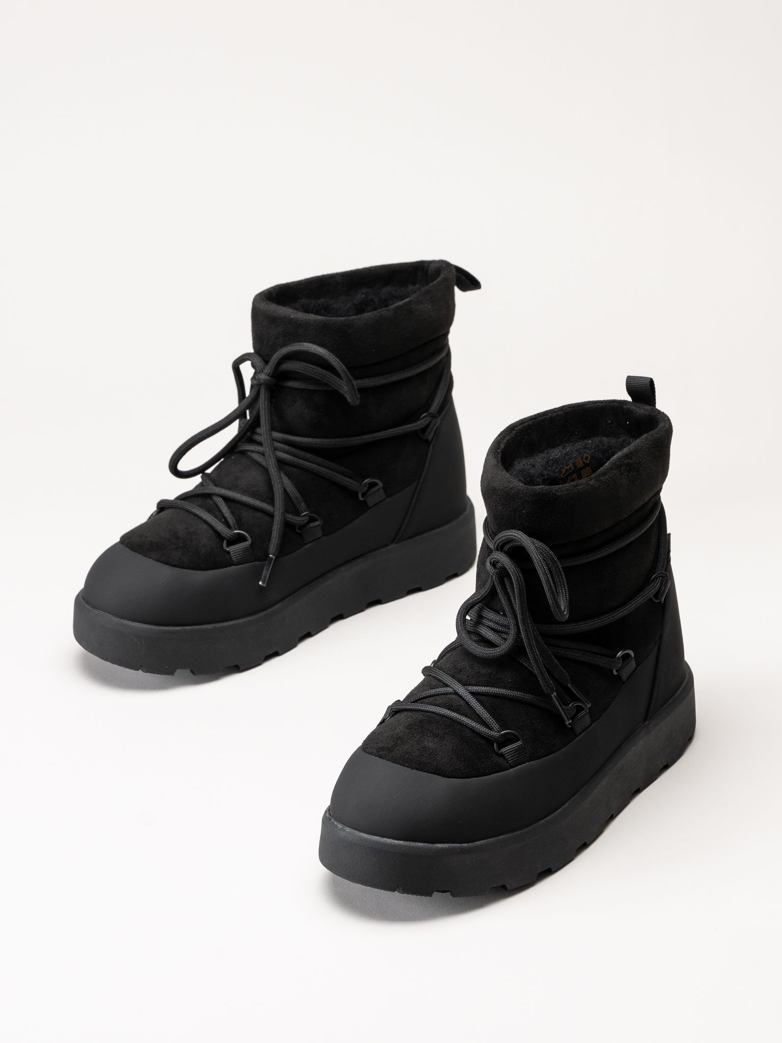Svarta ankelboots med fleecefoder, snörning och tjocka sulor