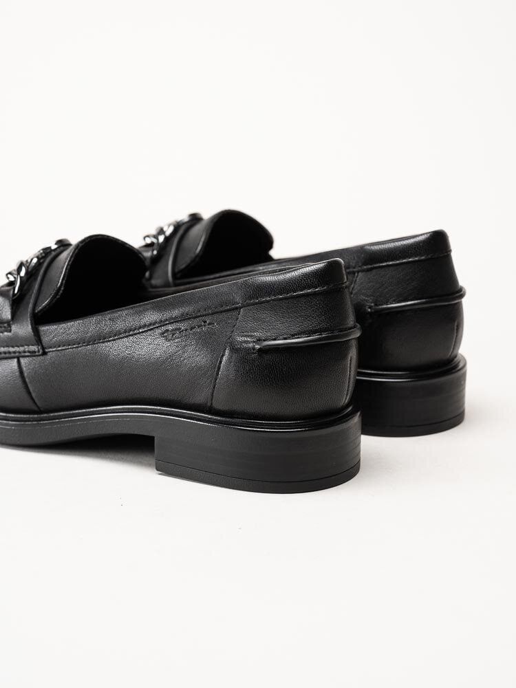 Tamaris - Svarta loafers med dekorlänk