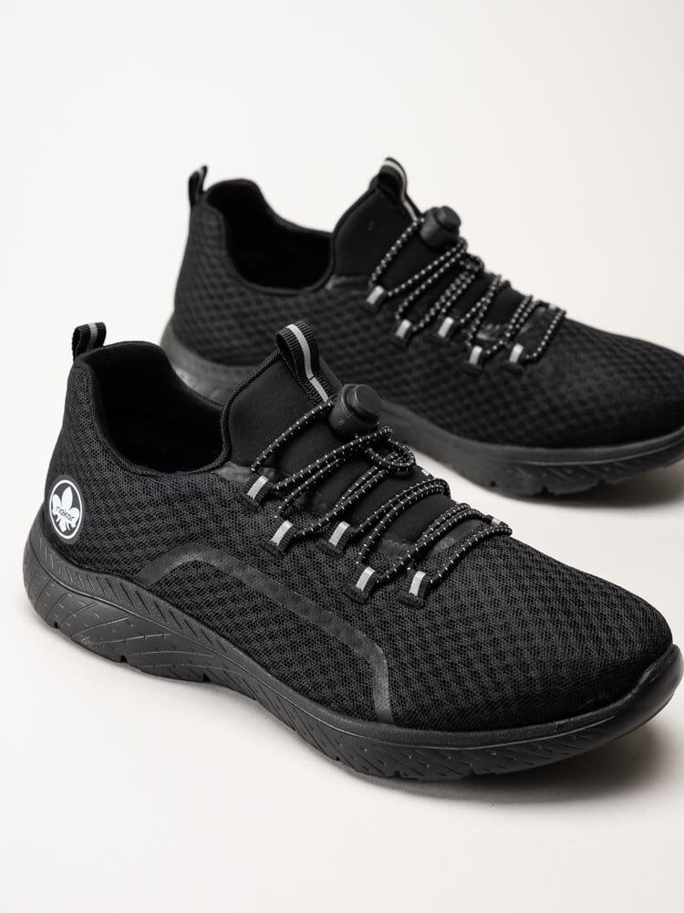 Rieker - Svarta slip on sneakers i textil