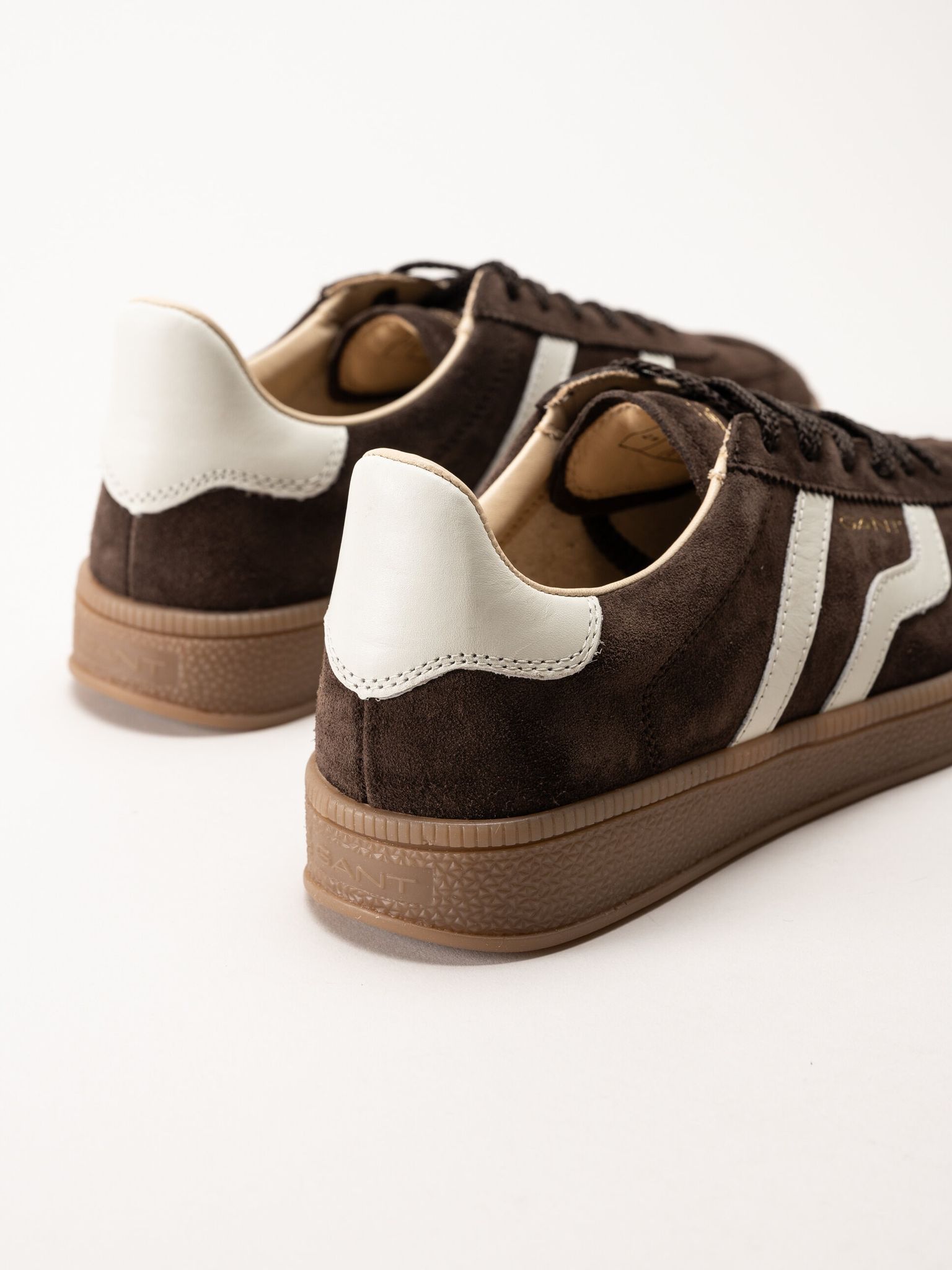 Gant Footwear - Cuzima Sneaker - Mörkbruna retro sneakers i mocka med skinndetaljer