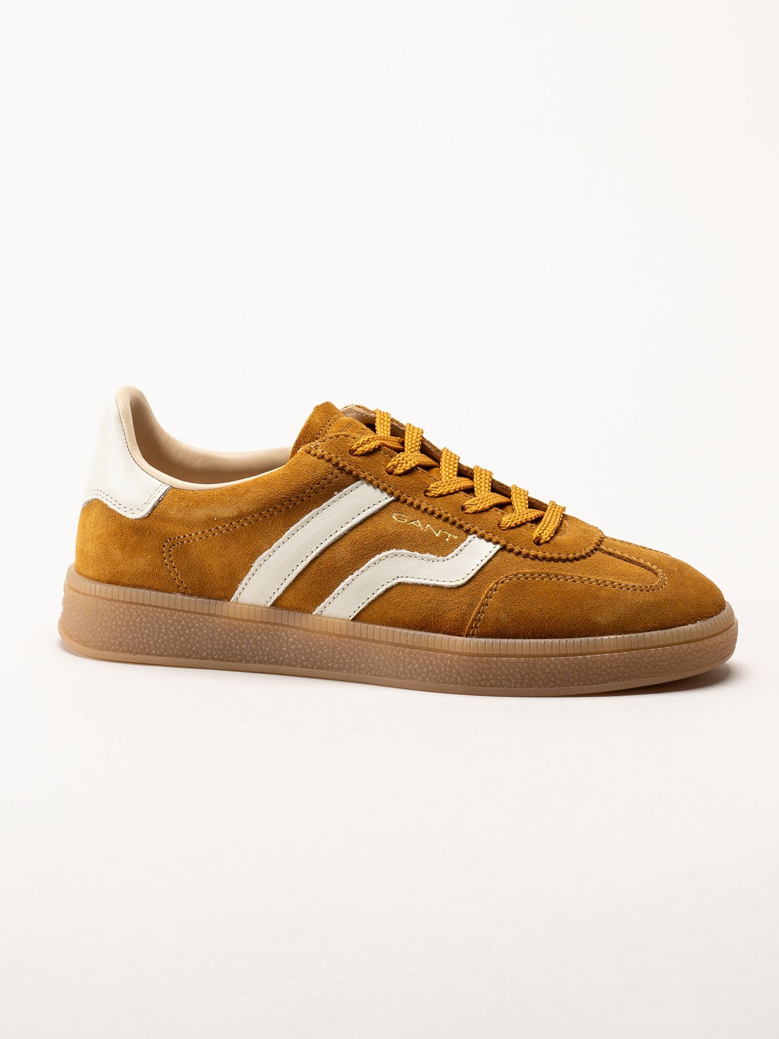 Gant Footwear - Cuzima Sneaker - Mörkgula retro sneakers i mocka med skinndetaljer