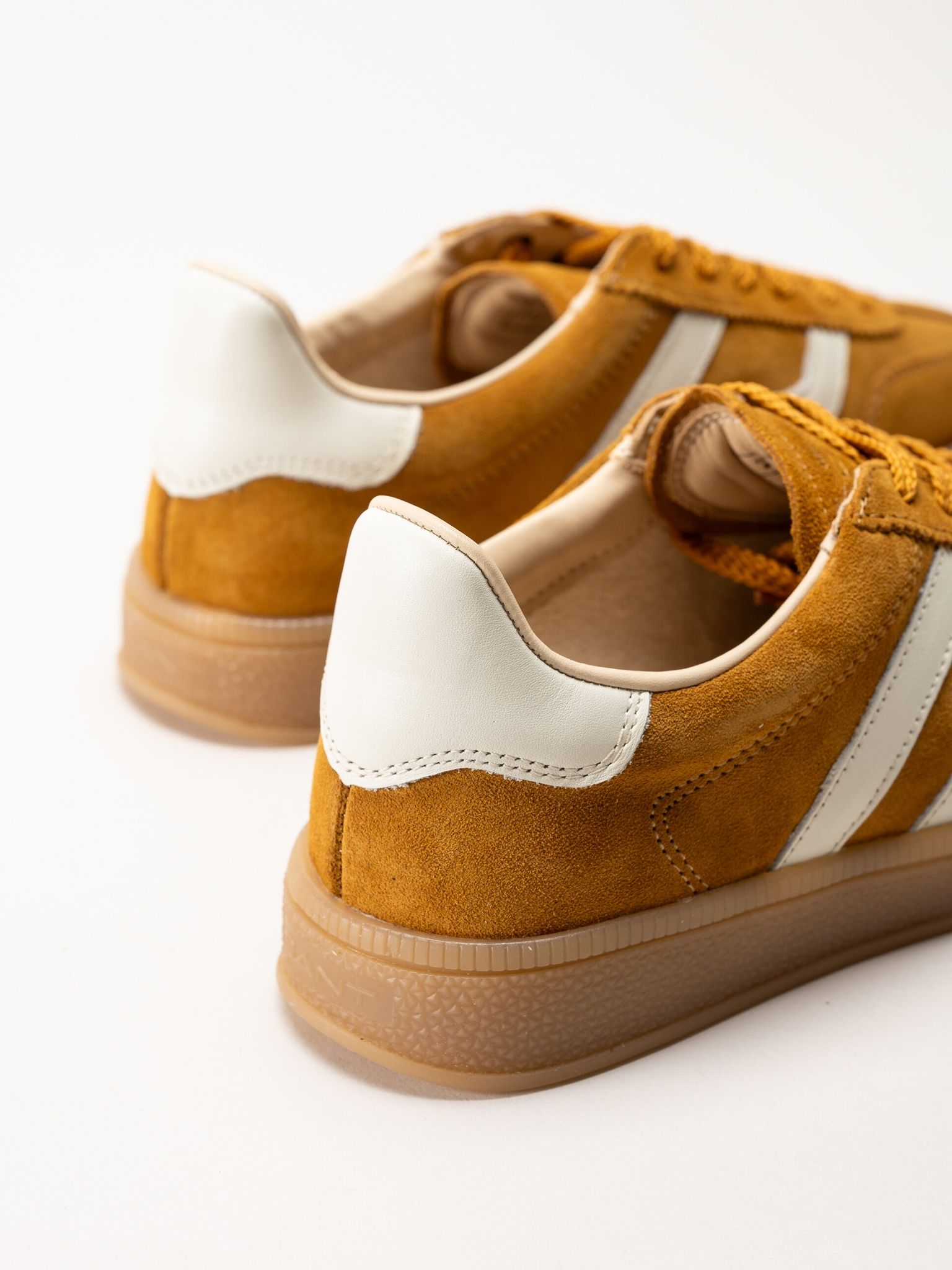 Gant Footwear - Cuzima Sneaker - Mörkgula retro sneakers i mocka med skinndetaljer