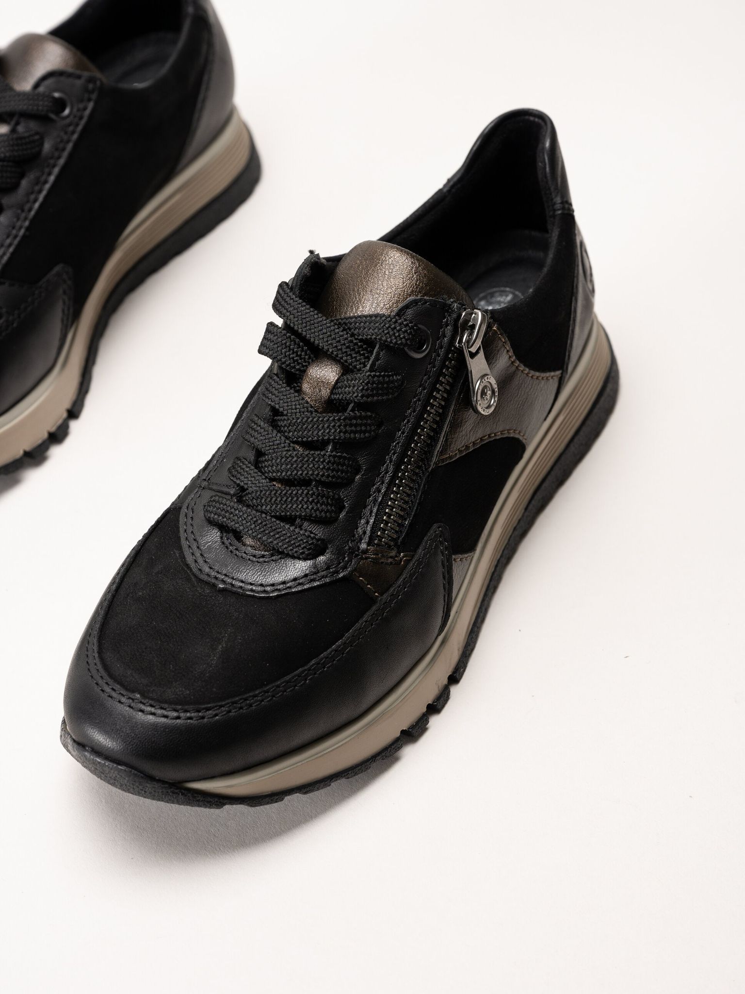Rieker - Svarta sneakers i nubuck och skinn