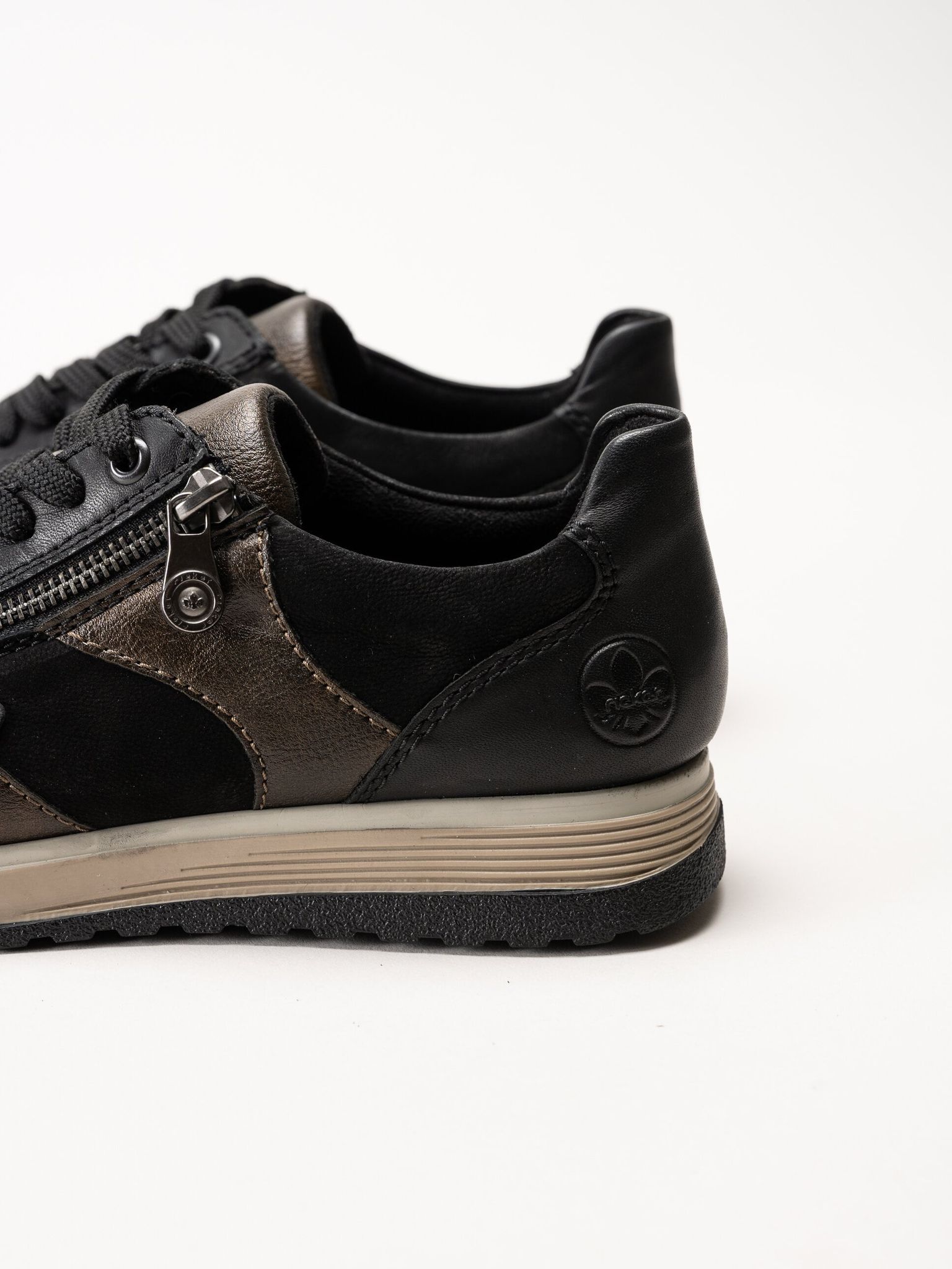 Rieker - Svarta sneakers i nubuck och skinn