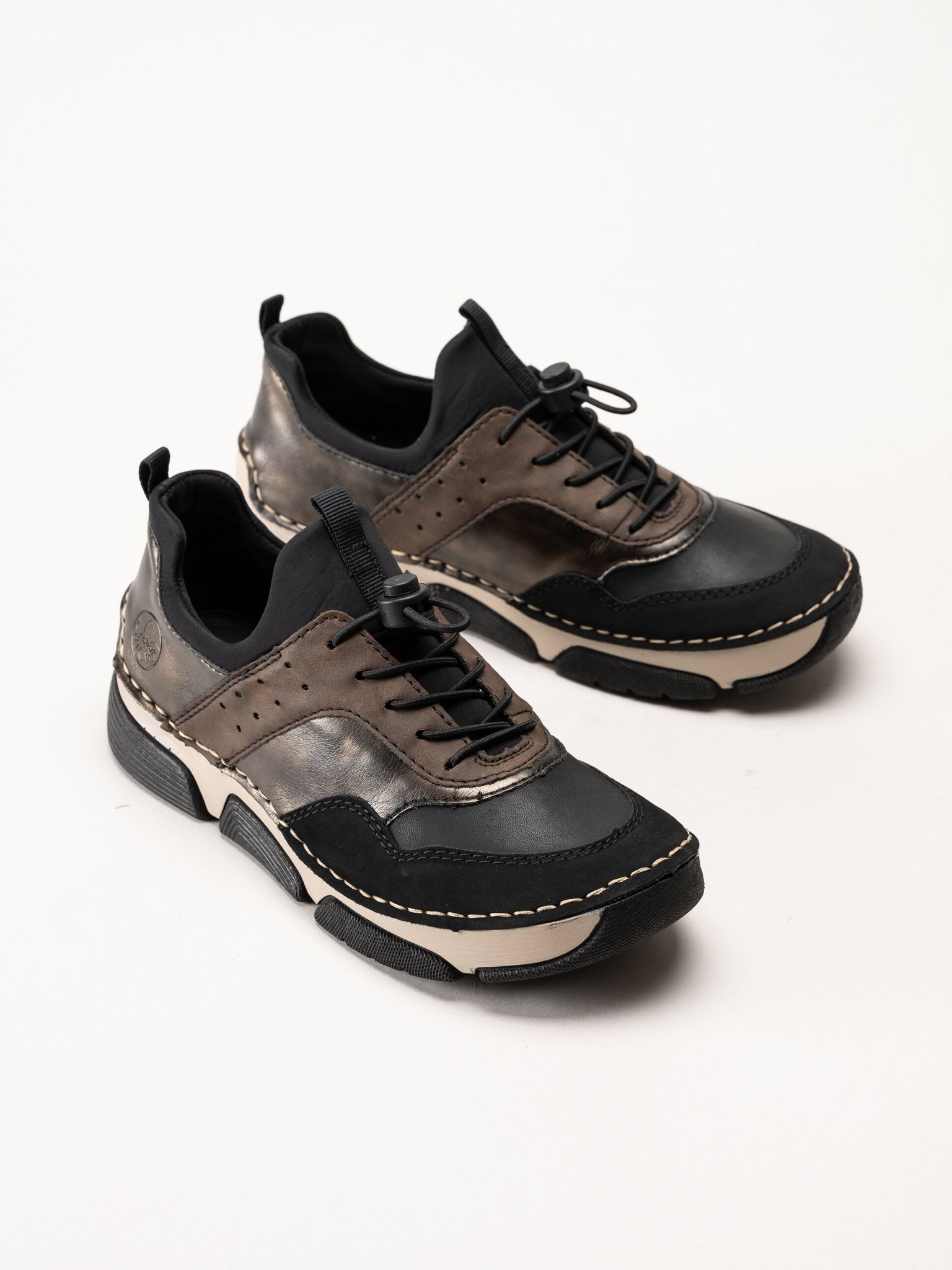 Rieker - Svarta slip on promenadskor