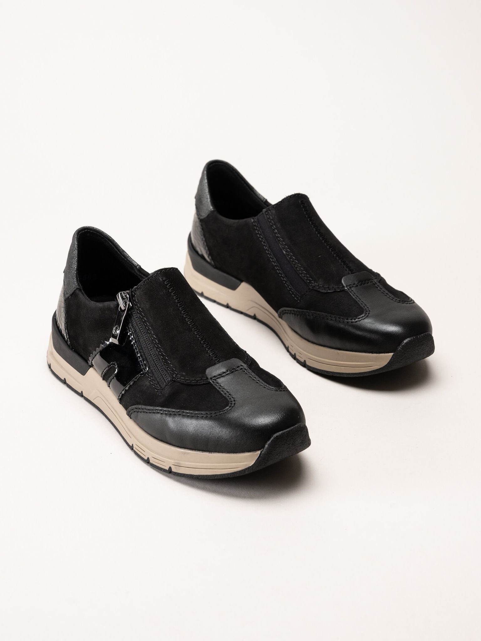 Rieker - Svarta promenadsneakers i nubuck och skinn