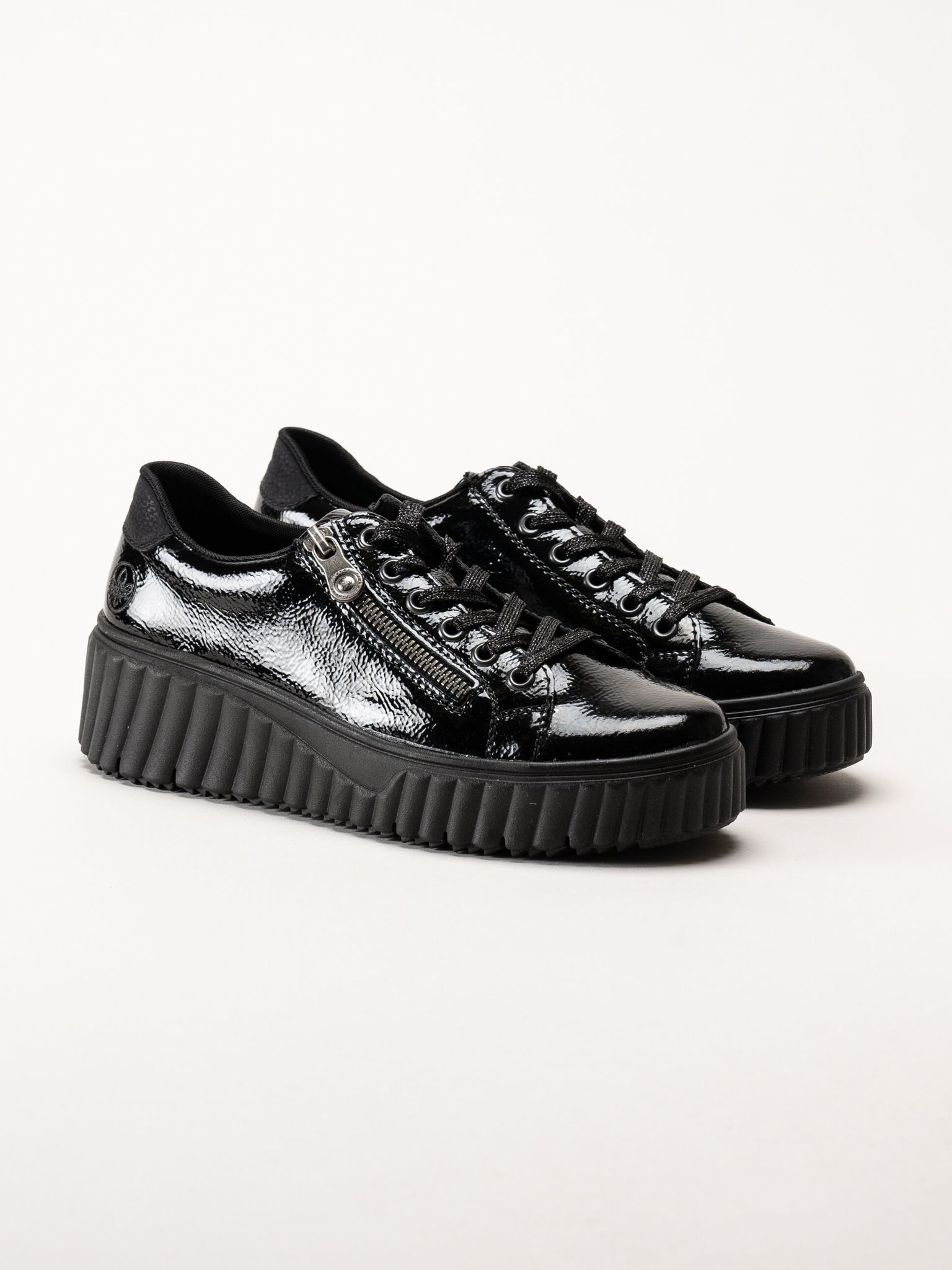 Rieker - Svarta platåsneakers i skinn-lack