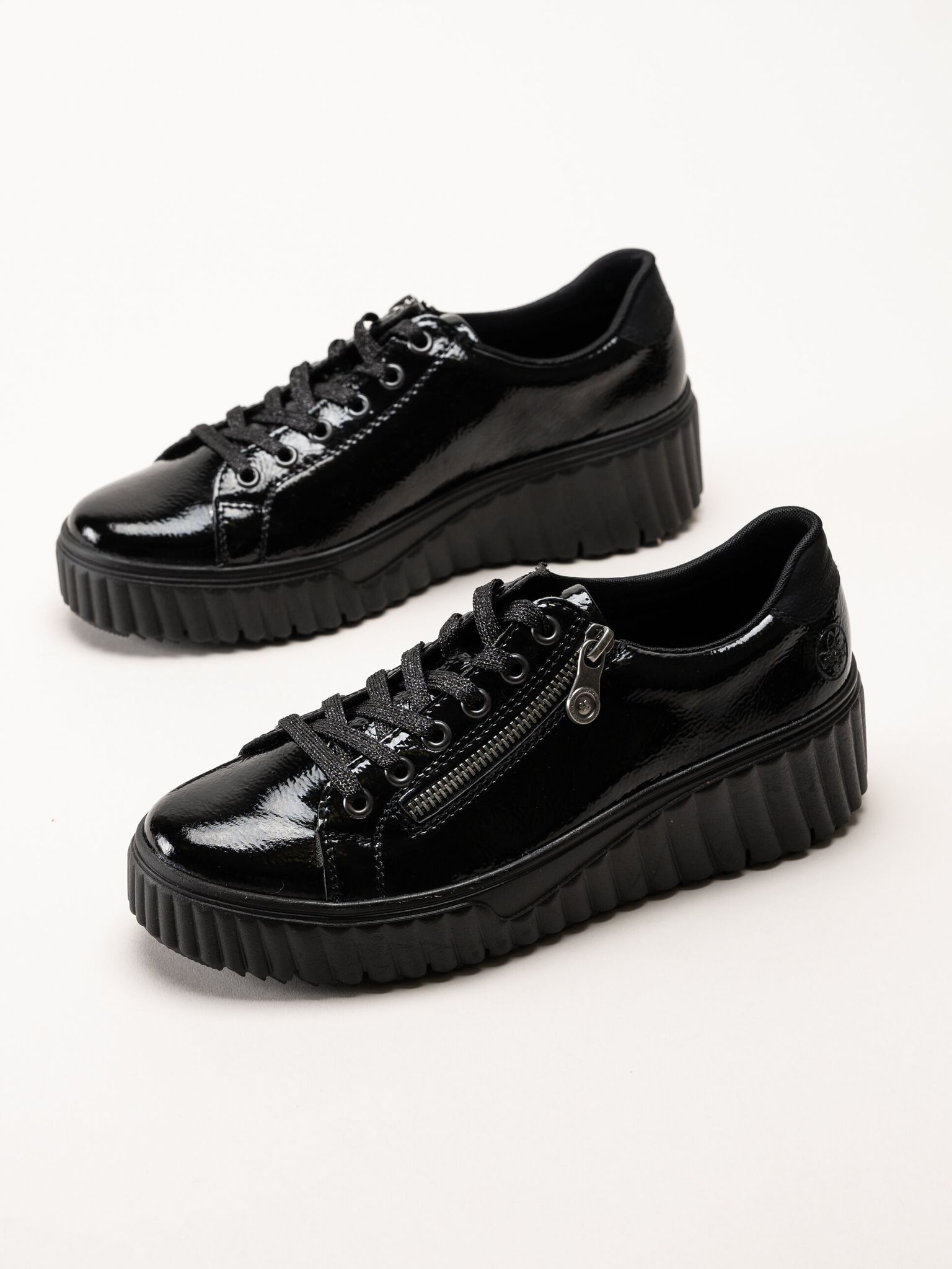 Rieker - Svarta platåsneakers i skinn-lack