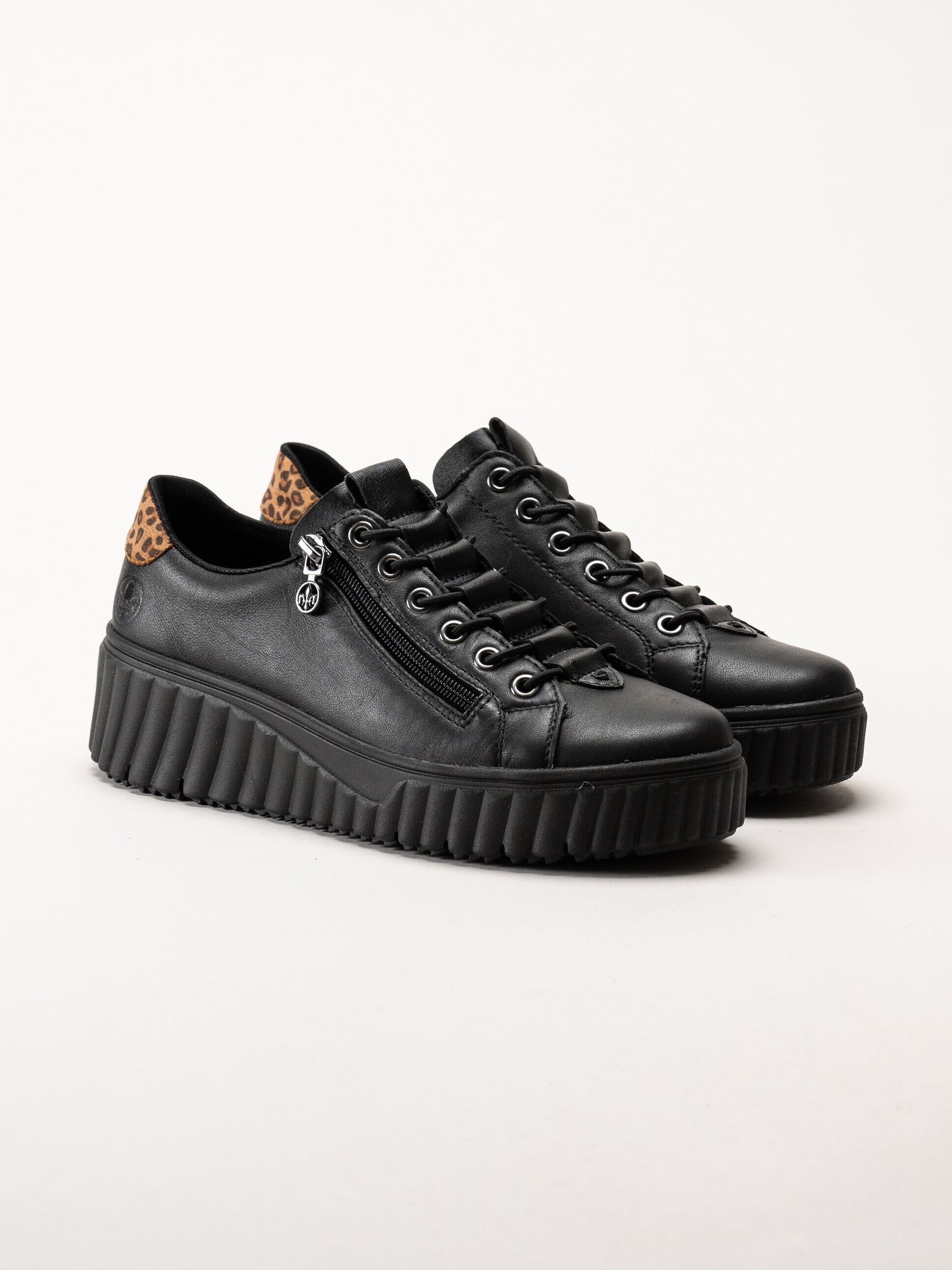 Svarta sneakers i skinn