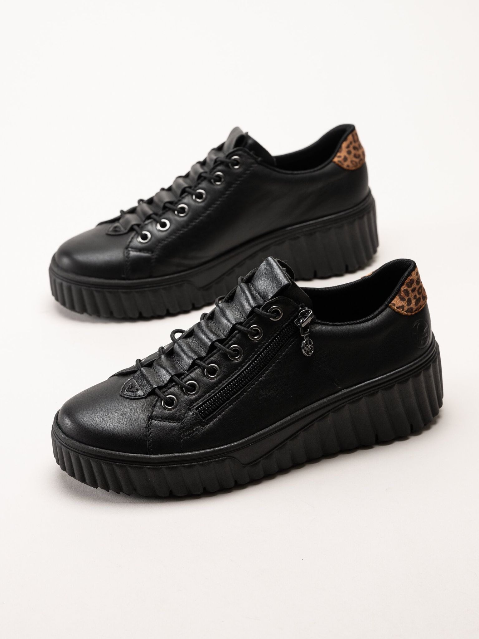 Svarta sneakers i skinn