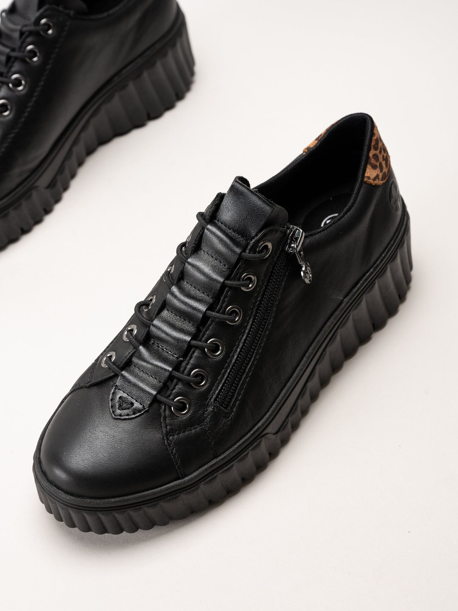 Svarta sneakers i skinn