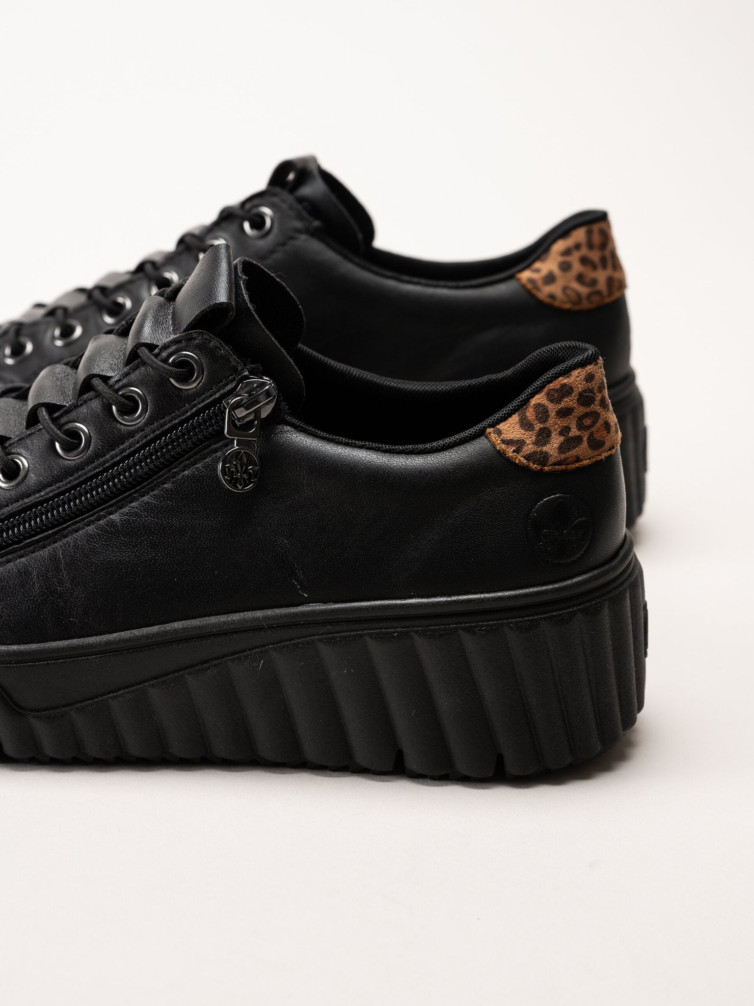Svarta sneakers i skinn