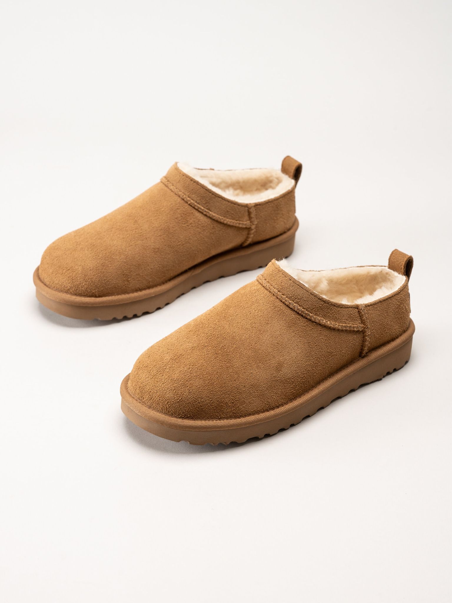 UGG - W Classic Micro - Ljusbruna ullfodrade boots i mocka