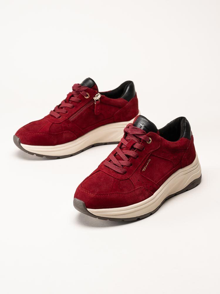 Tamaris - Vinröda sneakers i mocka