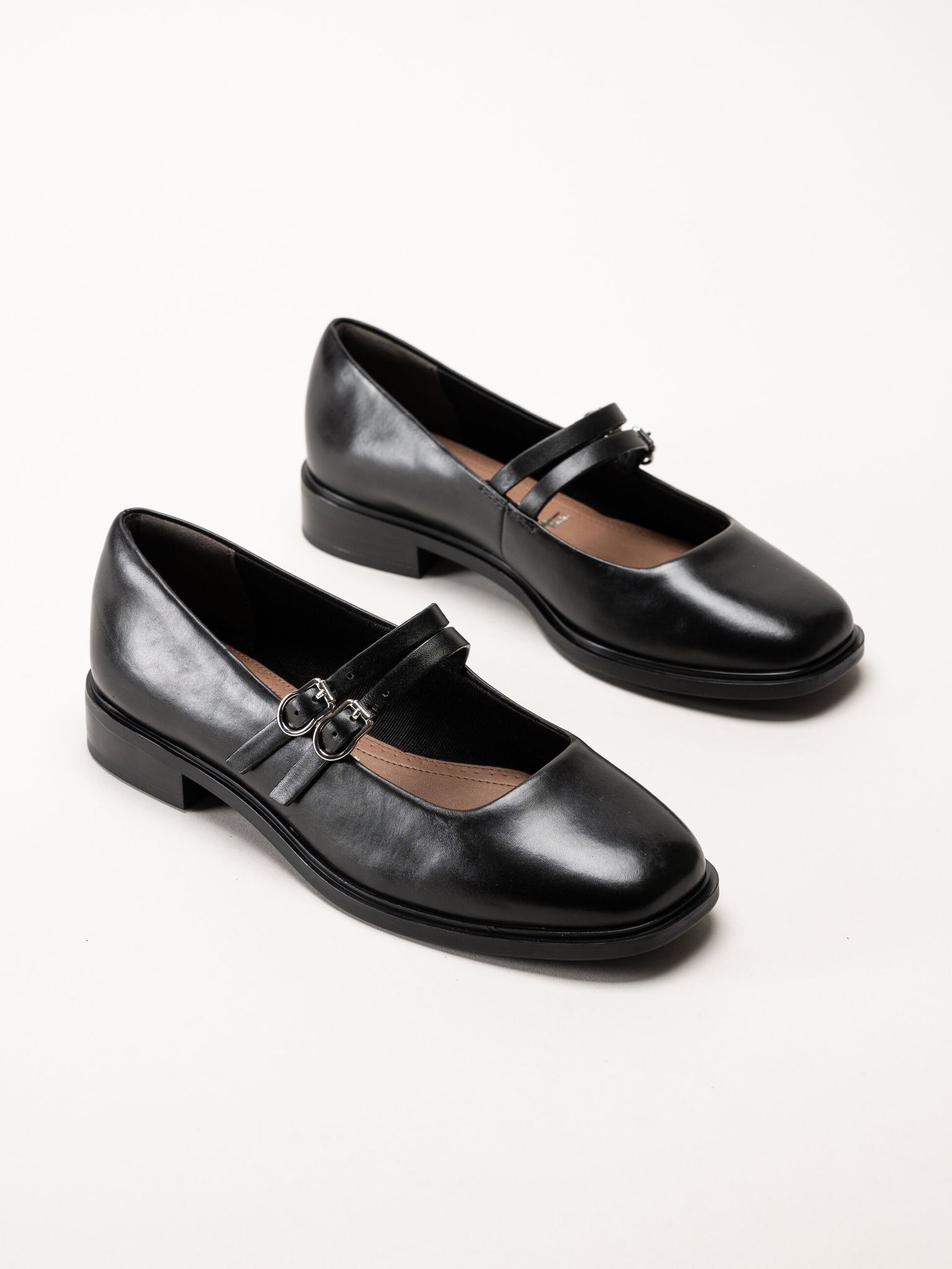 Tamaris - Svarta ballerinaskor i skinn med slejf