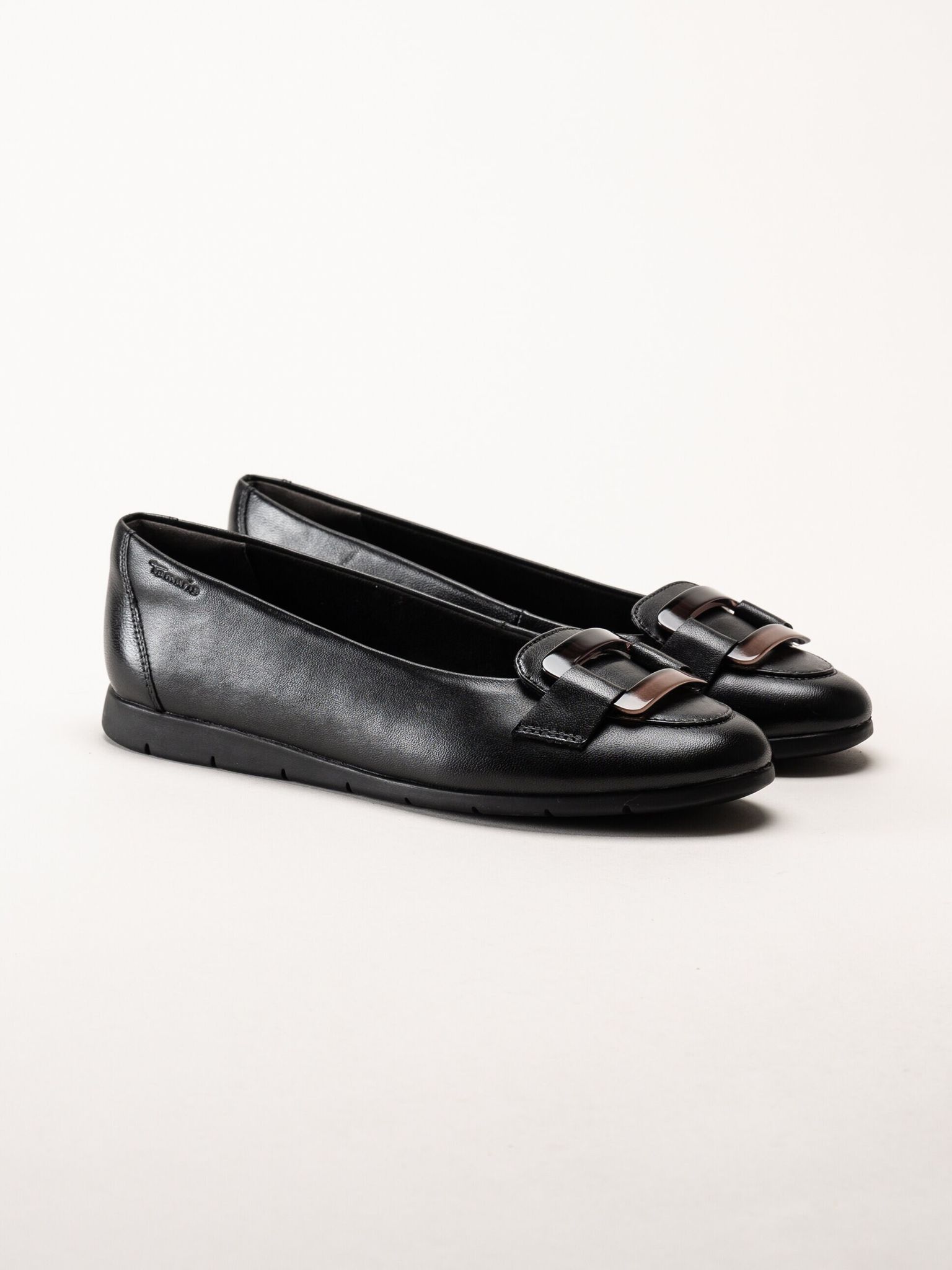 Tamaris - Svarta ballerina med dekorativt spänne