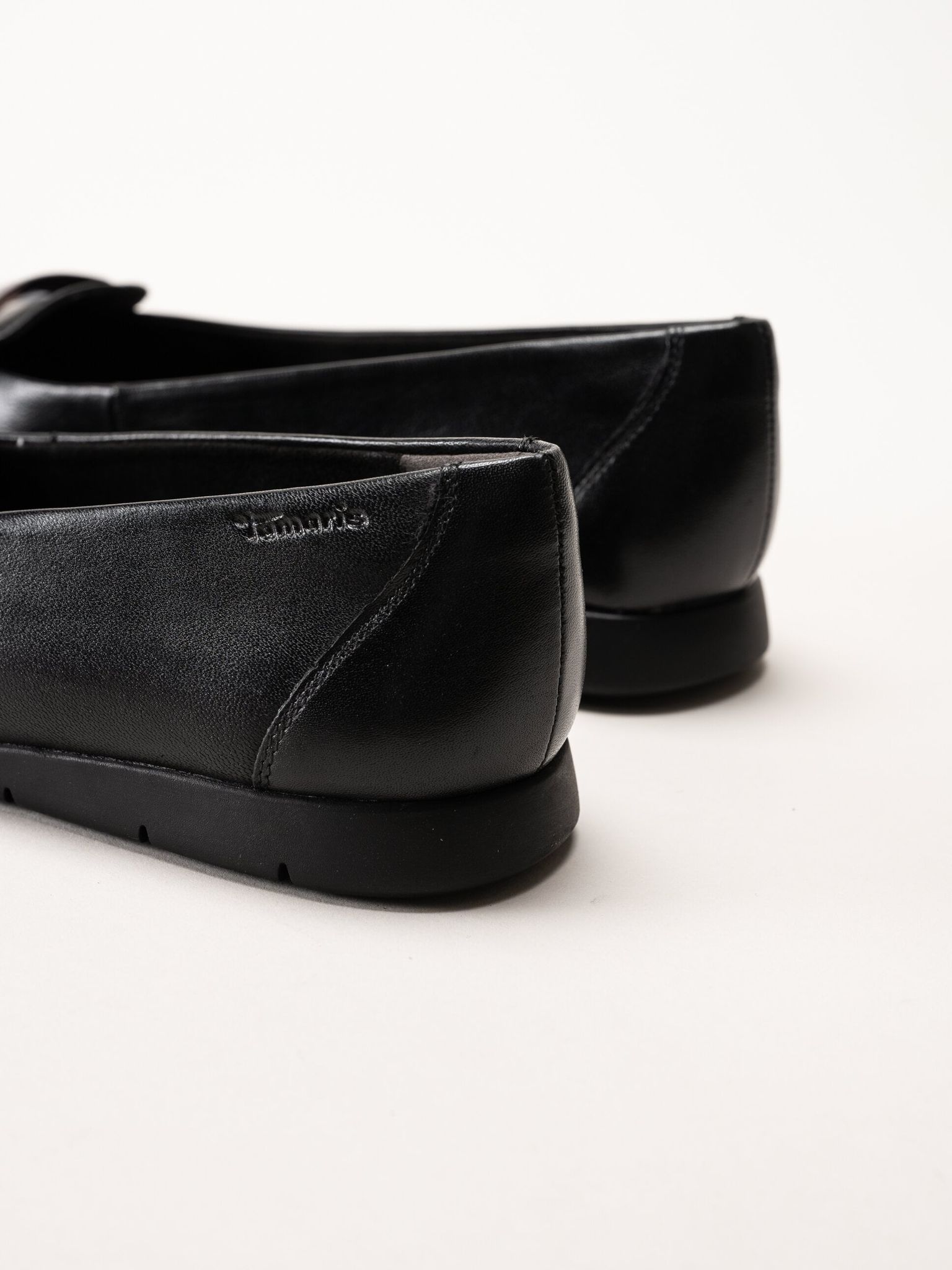 Tamaris - Svarta ballerina med dekorativt spänne