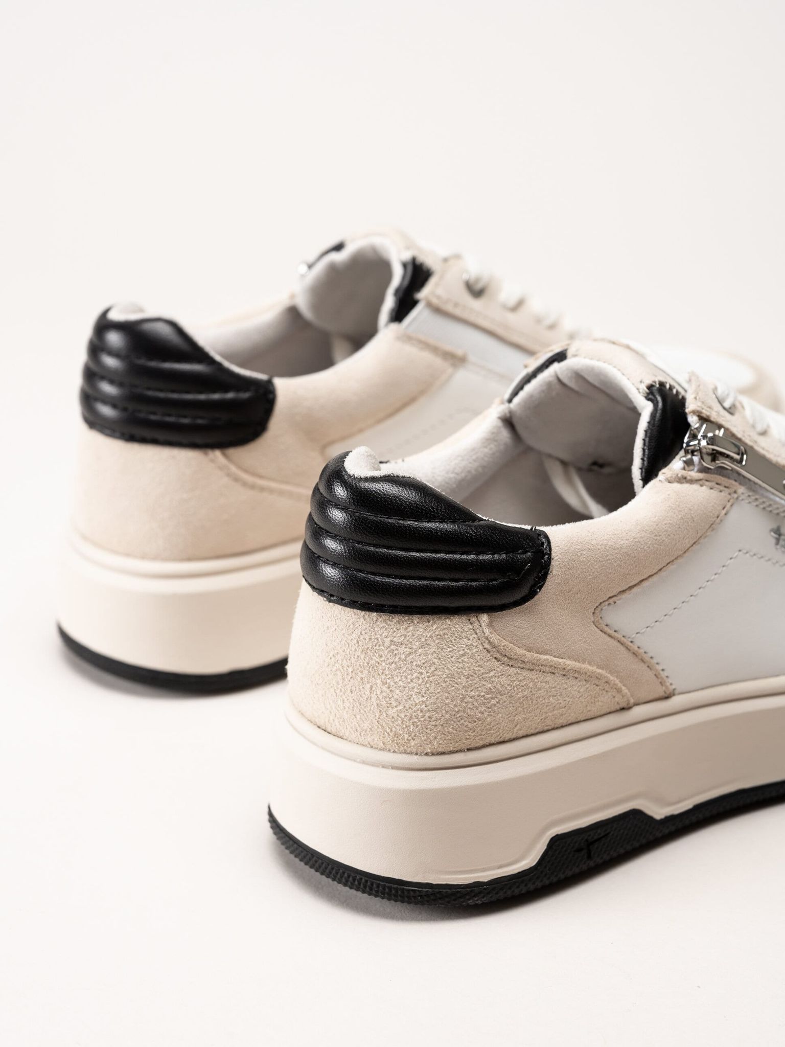 Tamaris - Off white sneakers i skinn och mocka