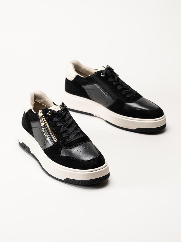 Tamaris - Svarta sneakers i skinn och mocka