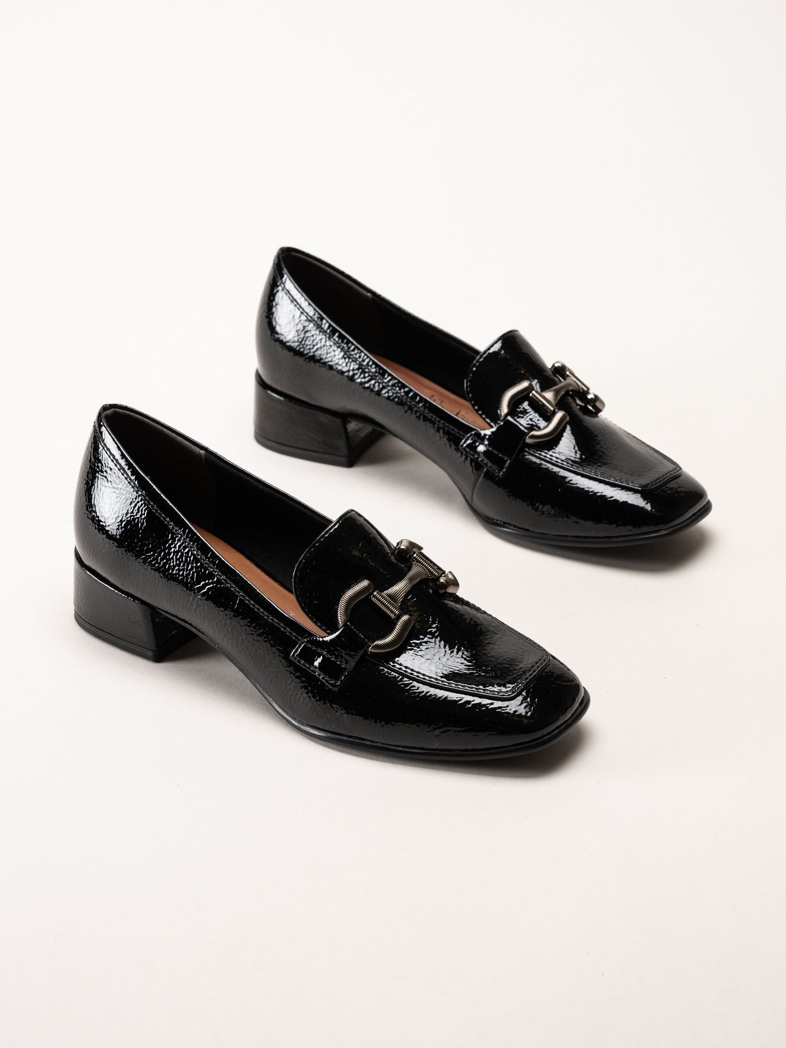 Tamaris - Svarta lofers i syntetlack på klack