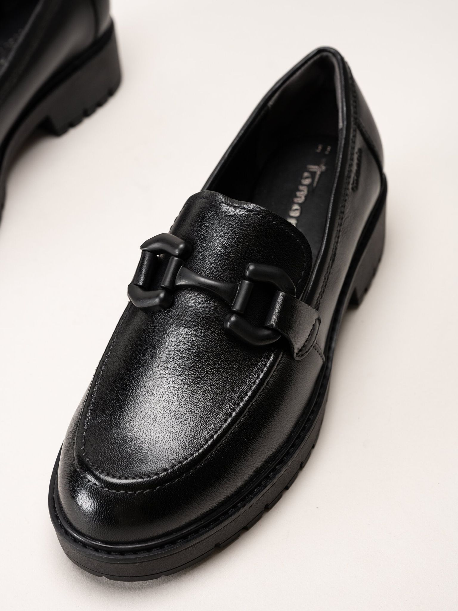 Tamaris - Svarta loafers i skinn