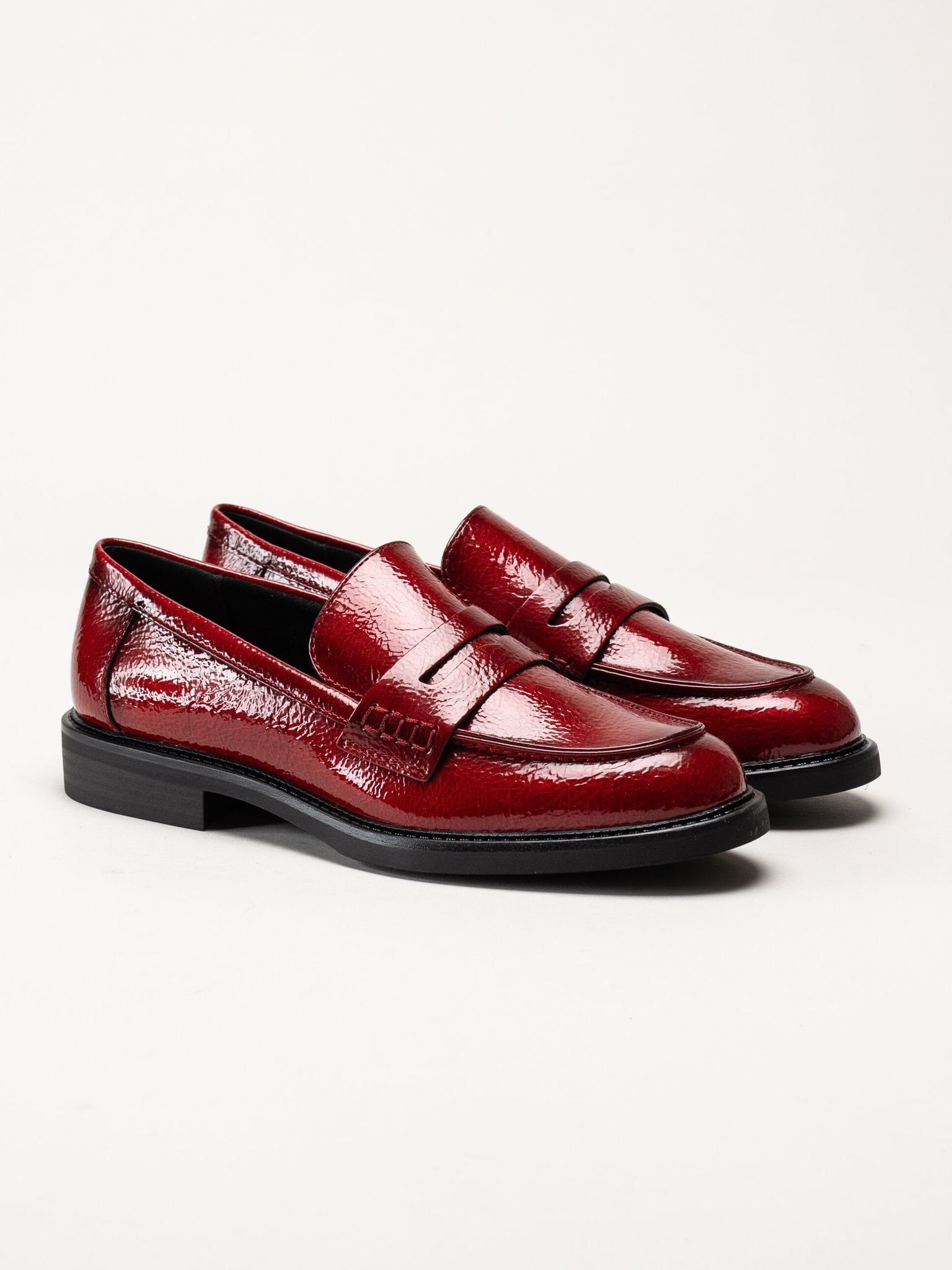Marco Tozzi - Mörkröda loafers i syntetlack