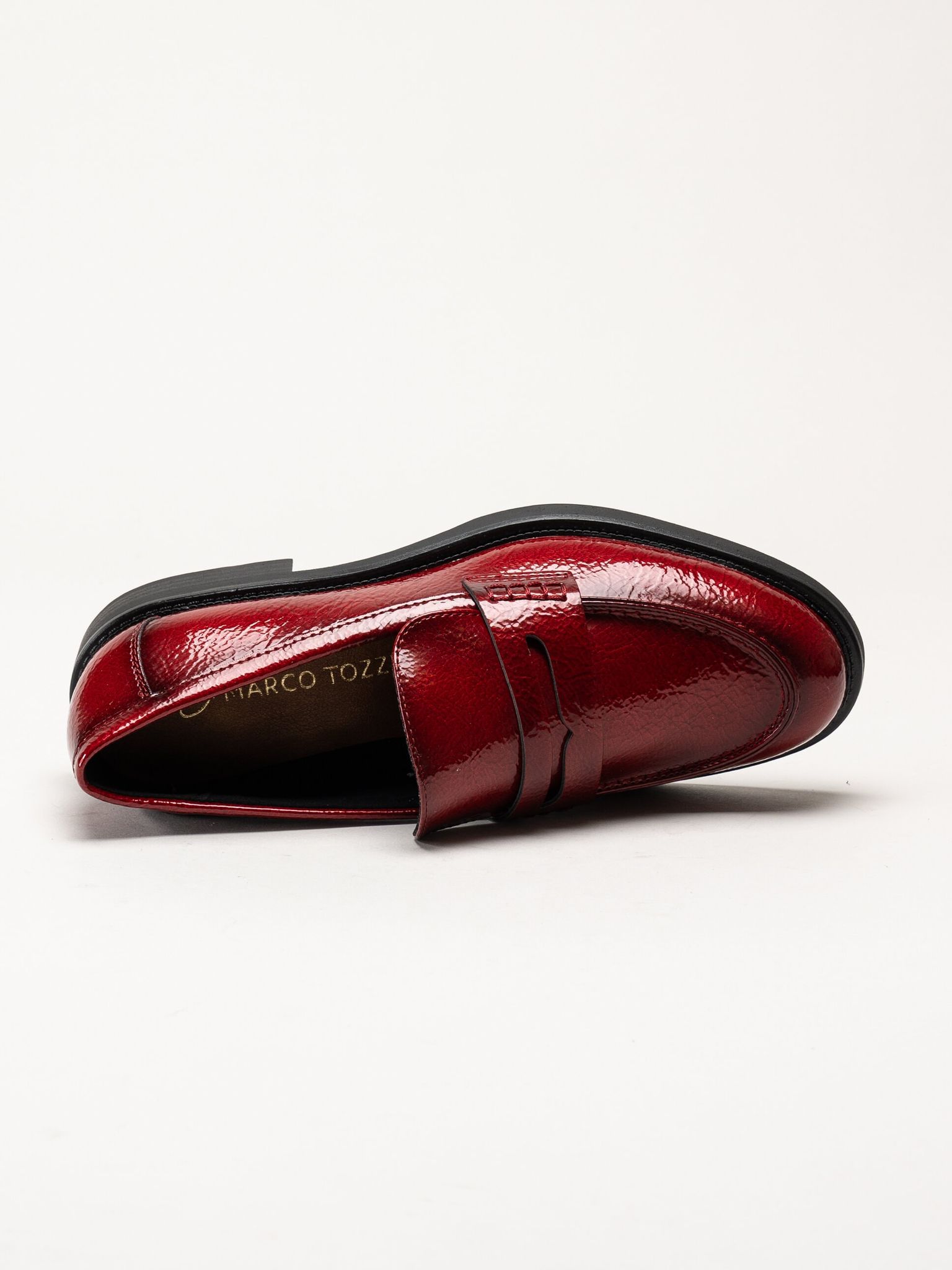 Marco Tozzi - Mörkröda loafers i syntetlack