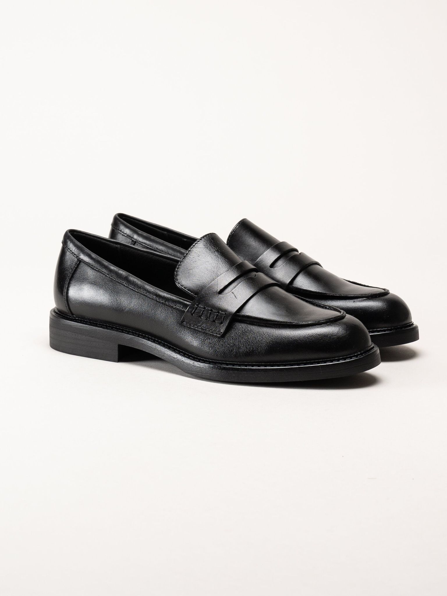 Marco Tozzi - Svarta loafers i skinn