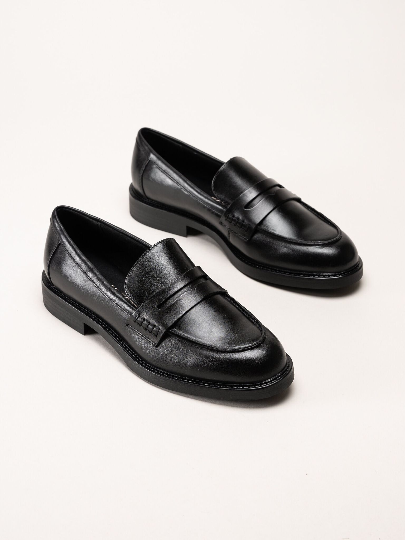Marco Tozzi - Svarta loafers i skinn