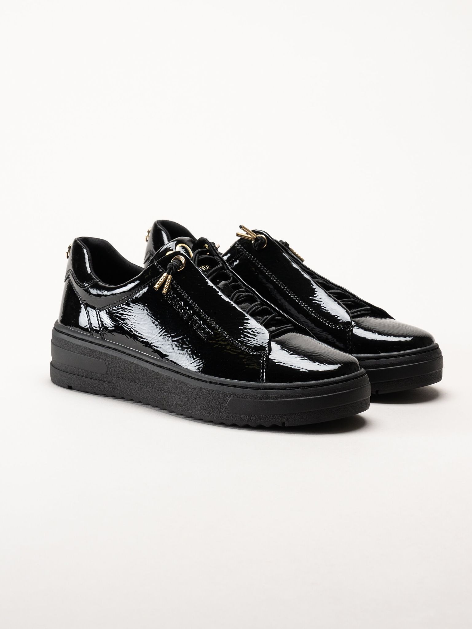 Marco Tozzi - Svarta sneakers i syntetlack med gulddetaljer