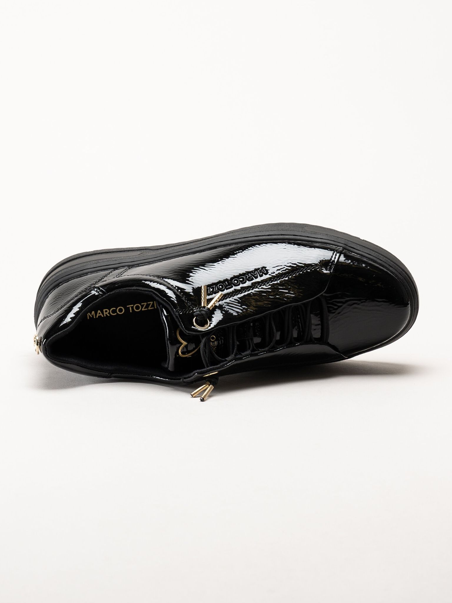 Marco Tozzi - Svarta sneakers i syntetlack med gulddetaljer