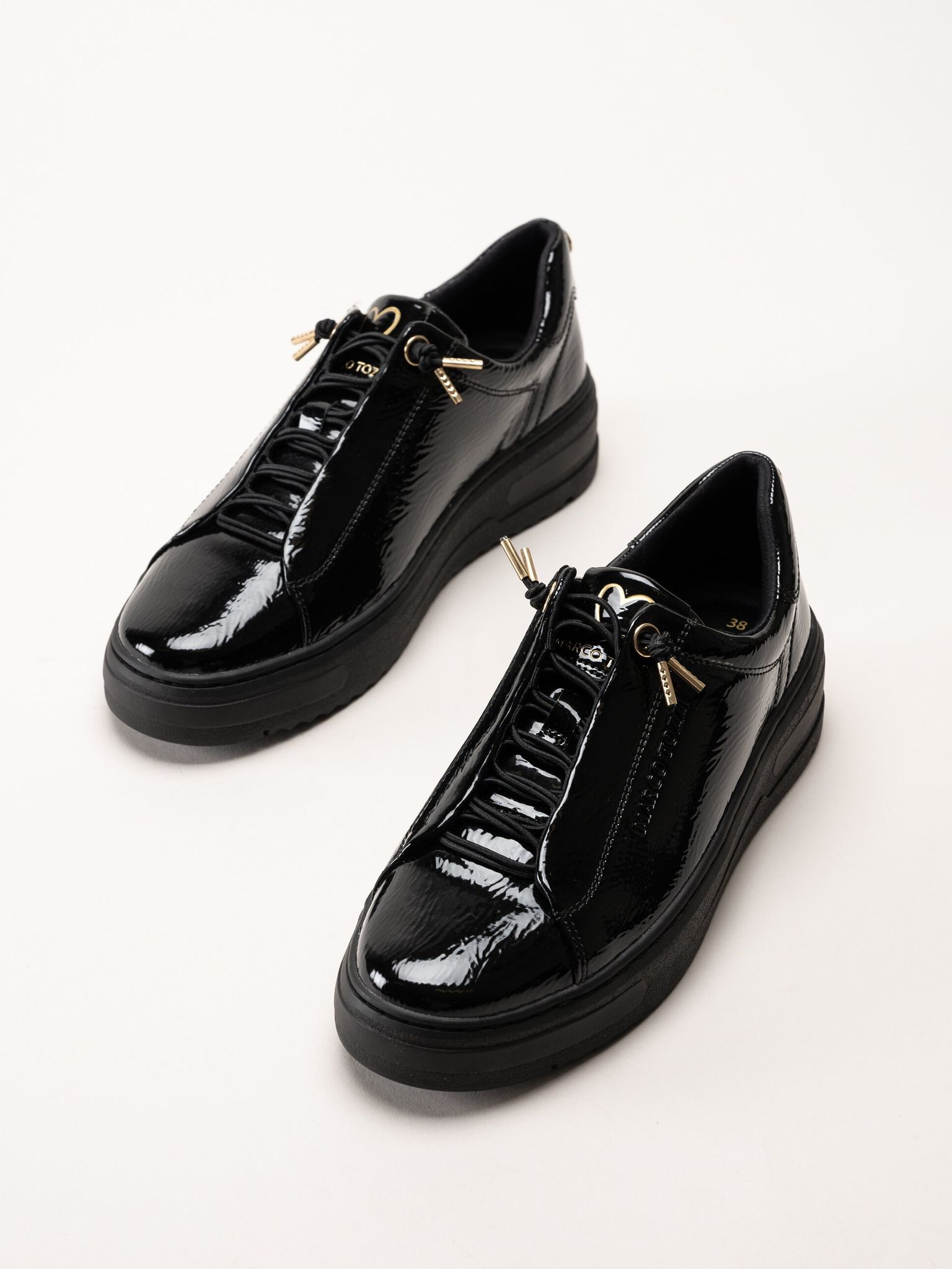 Marco Tozzi - Svarta sneakers i syntetlack med gulddetaljer